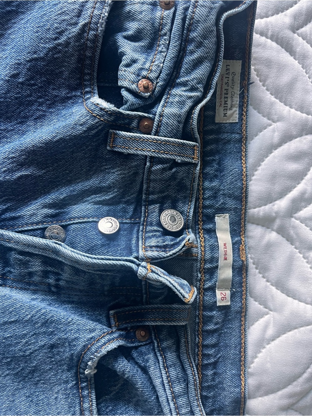 Levi's Women's Straight Leg Jeans in Medium Blue Wash - Picture 2 of 4